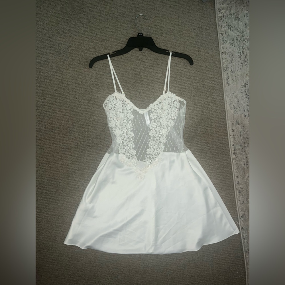Flora Nikrooz Showstopper Chemise - Size Medium.